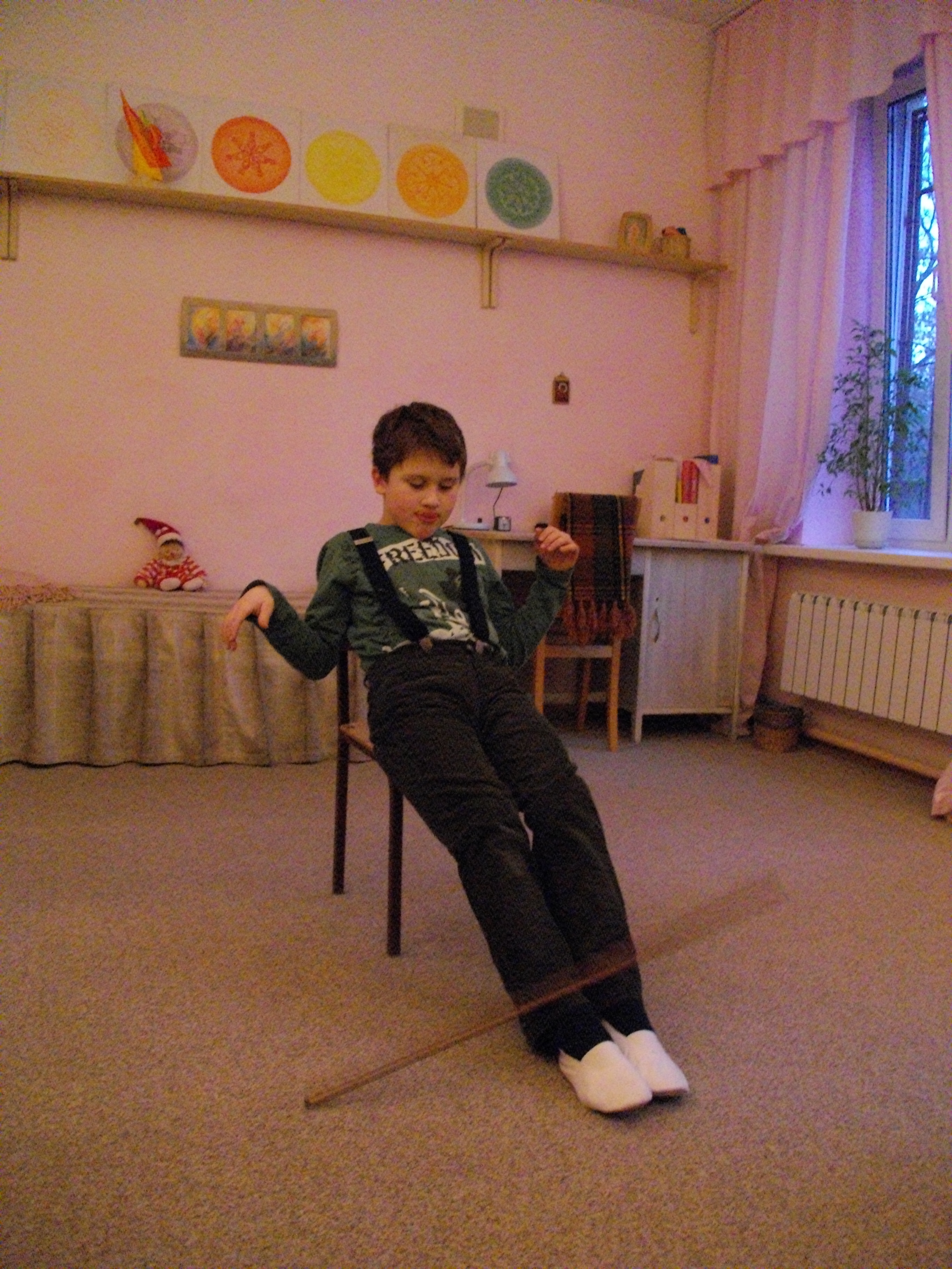 Игорь. Катание палочки по рукам и ногам